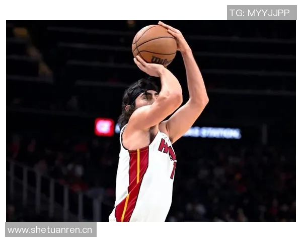 热火记者报道哈克斯左脚踝扭伤球队明日将决定他的出战状态