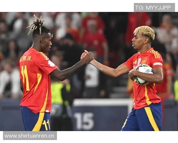 小吧社交秀精彩纷呈亚马尔与女友甜蜜互动胡梅尔斯女友惊艳亮相