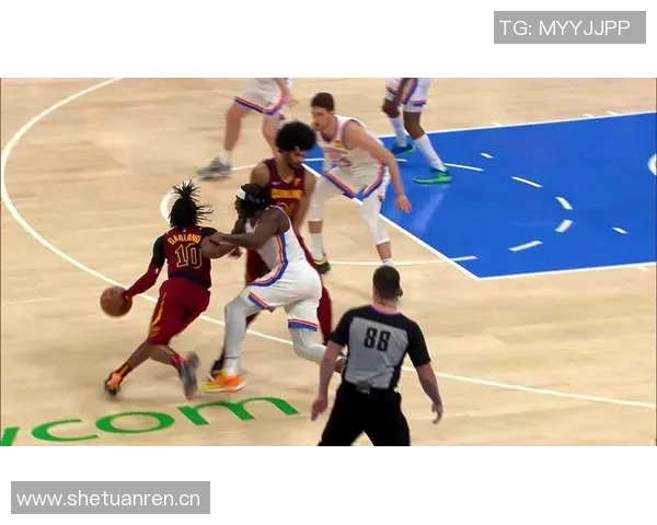 文班在队内训练中化身怪物持球一条龙突破抗飞防守完成双手暴扣