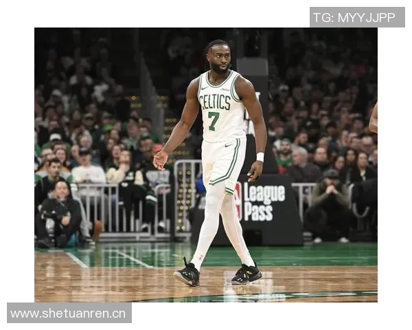 杰伦布朗首节表现惊艳全场5投全中砍下13分2助助力球队进攻