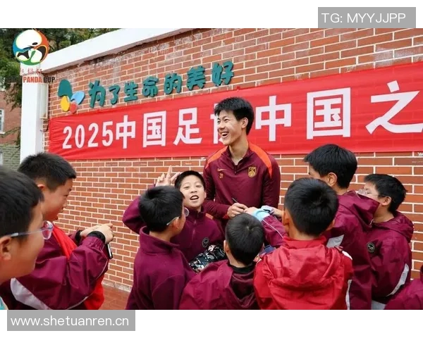 直播吧公益携手杨晨等12名老甲A球星走进成都校园助力青少年足球梦想