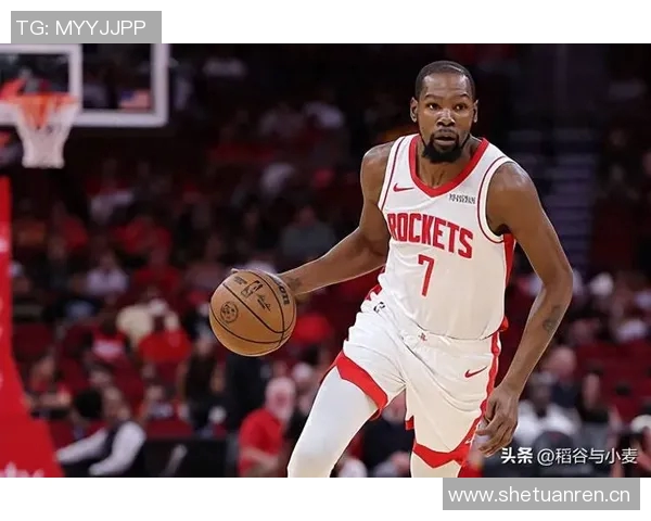 杜兰特场边轻松愉快与火箭助教艾维畅谈免战牌背后心态揭秘