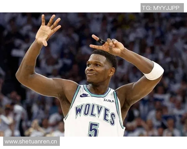 爱德华兹半场表现抢眼13投6中砍下并列最高16分助力球队奋勇争先