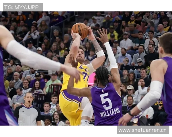 湖人首节失利半场落后绿军三分火力全开里夫斯状态低迷